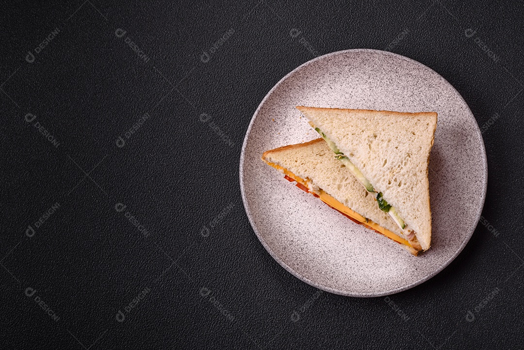 A imagem mostra sanduíches, provavelmente do tipo Club Sandwich ou Sanduíche natural