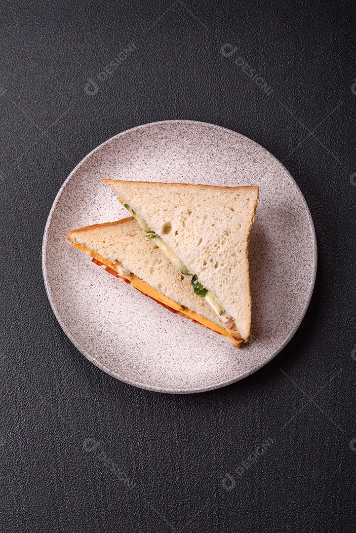 A imagem mostra sanduíches, provavelmente do tipo Club Sandwich ou Sanduíche natural