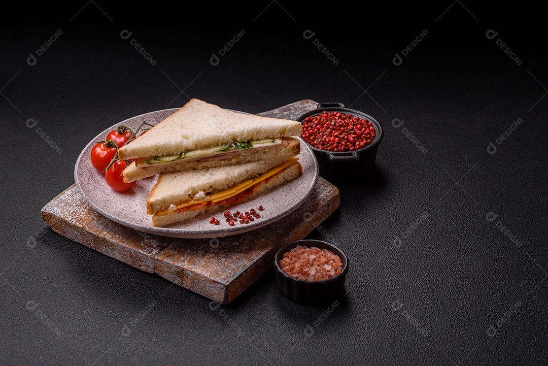 A imagem mostra sanduíches, provavelmente do tipo Club Sandwich ou Sanduíche natural