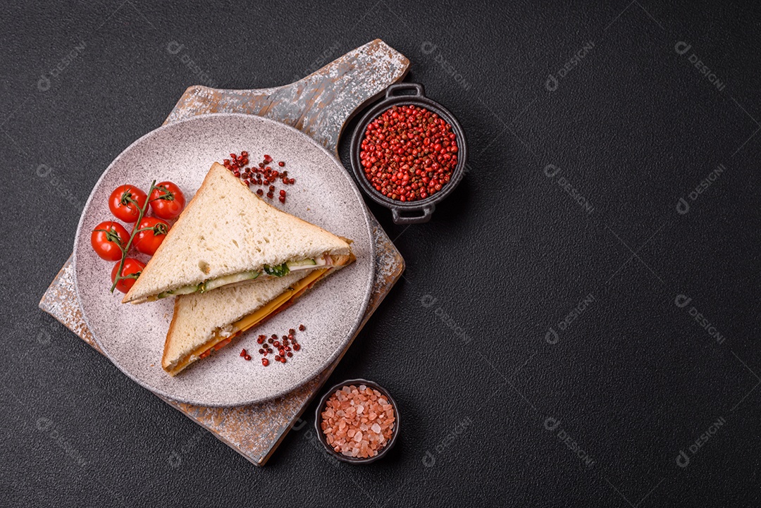 A imagem mostra sanduíches, provavelmente do tipo Club Sandwich ou Sanduíche natural