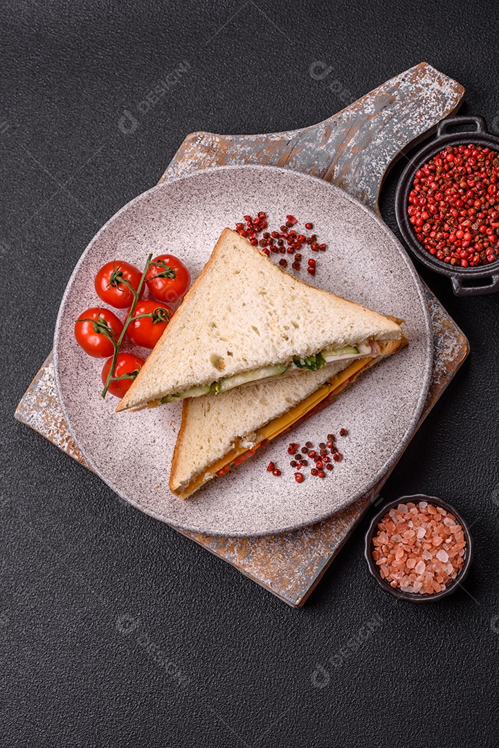 A imagem mostra sanduíches, provavelmente do tipo Club Sandwich ou Sanduíche natural