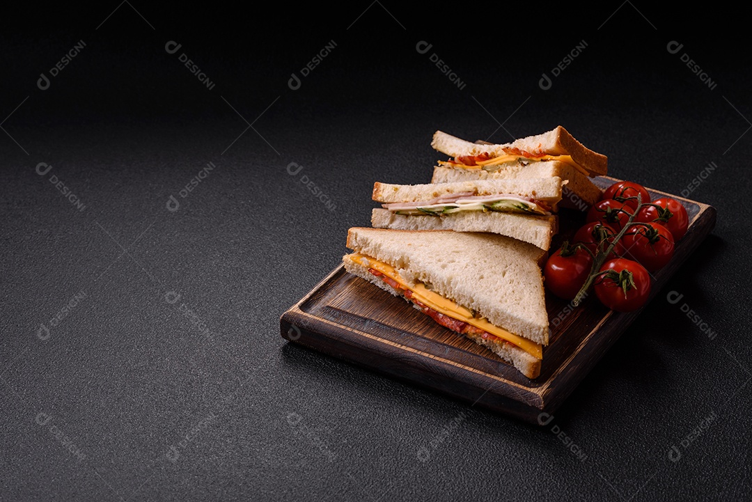 A imagem mostra sanduíches, provavelmente do tipo Club Sandwich ou Sanduíche natural