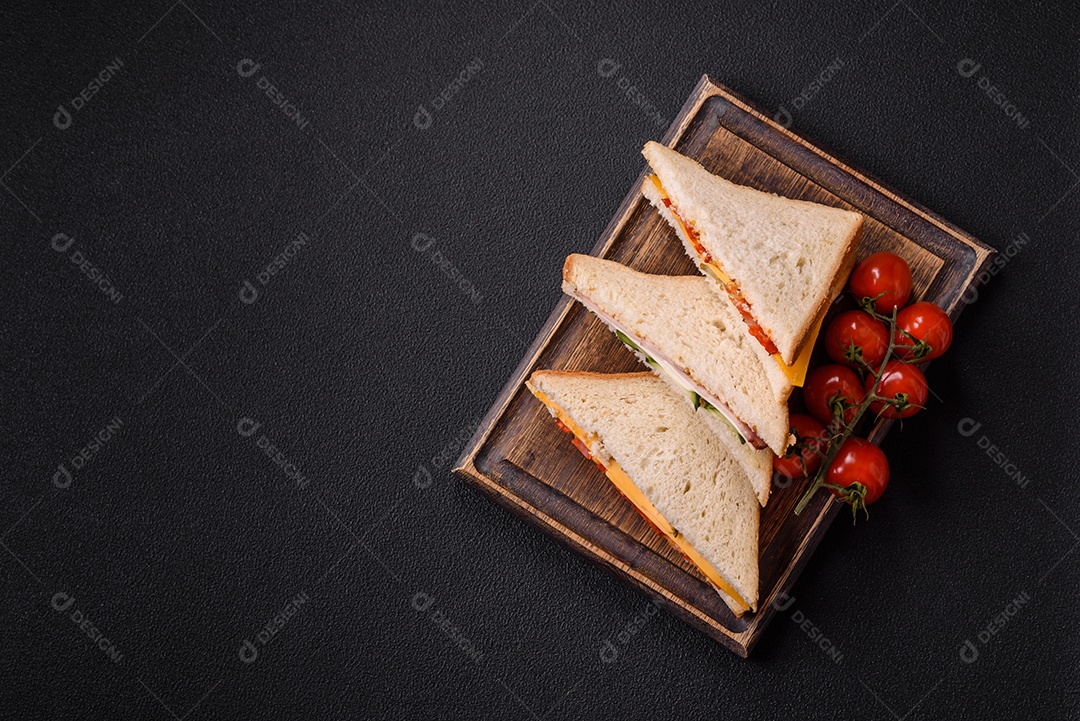 A imagem mostra sanduíches, provavelmente do tipo Club Sandwich ou Sanduíche natural