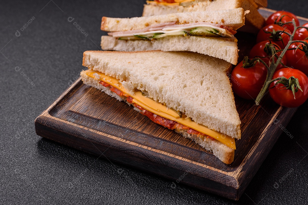 A imagem mostra sanduíches, provavelmente do tipo Club Sandwich ou Sanduíche natural