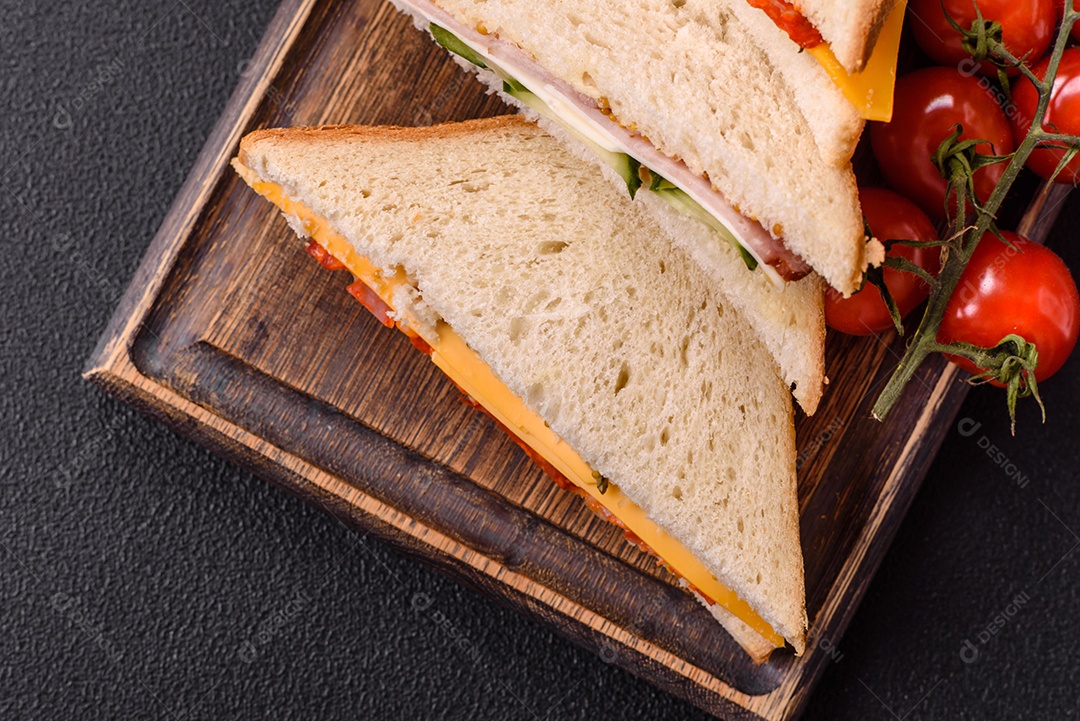 A imagem mostra sanduíches, provavelmente do tipo Club Sandwich ou Sanduíche natural