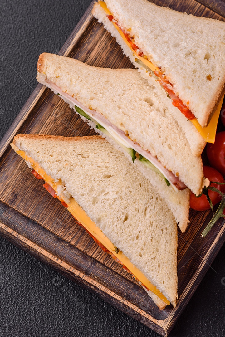 A imagem mostra sanduíches, provavelmente do tipo Club Sandwich ou Sanduíche natural