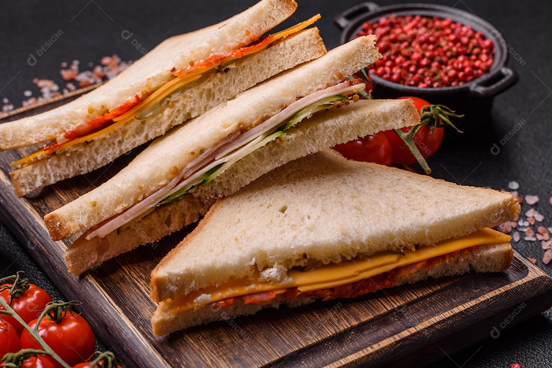 A imagem mostra sanduíches, provavelmente do tipo Club Sandwich ou Sanduíche natural