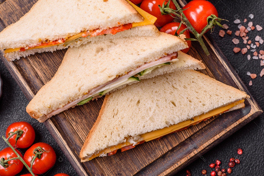 A imagem mostra sanduíches, provavelmente do tipo Club Sandwich ou Sanduíche natural