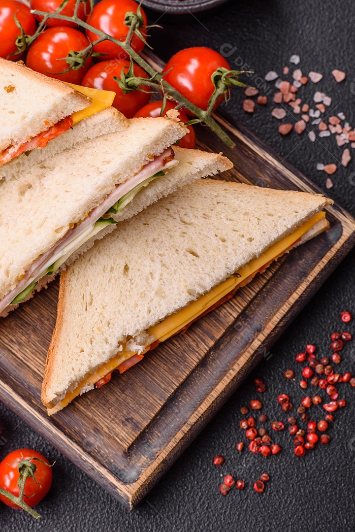 A imagem mostra sanduíches, provavelmente do tipo Club Sandwich ou Sanduíche natural