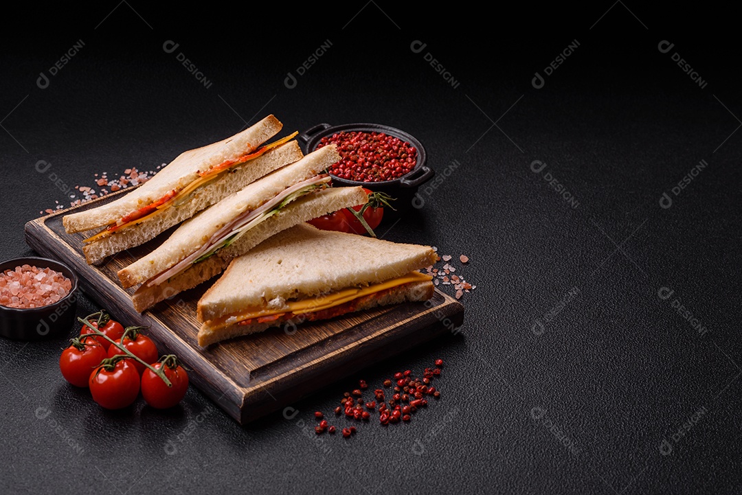 A imagem mostra sanduíches, provavelmente do tipo Club Sandwich ou Sanduíche natural