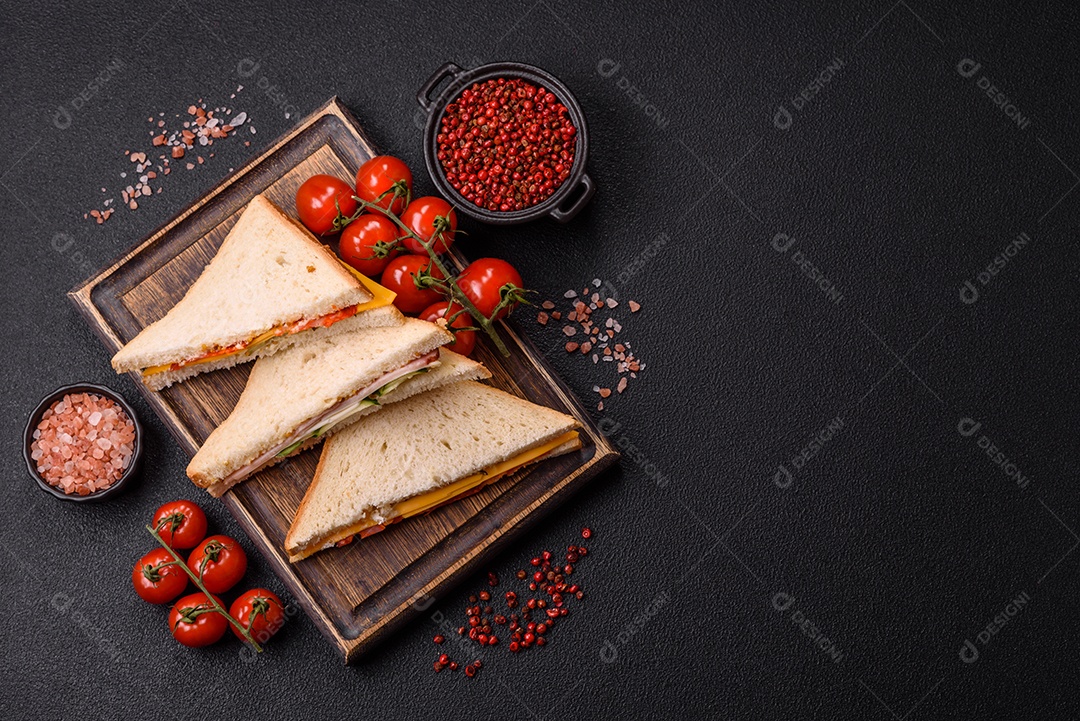 A imagem mostra sanduíches, provavelmente do tipo Club Sandwich ou Sanduíche natural