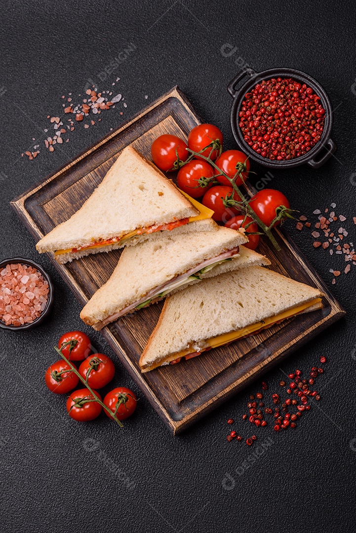 A imagem mostra sanduíches, provavelmente do tipo Club Sandwich ou Sanduíche natural