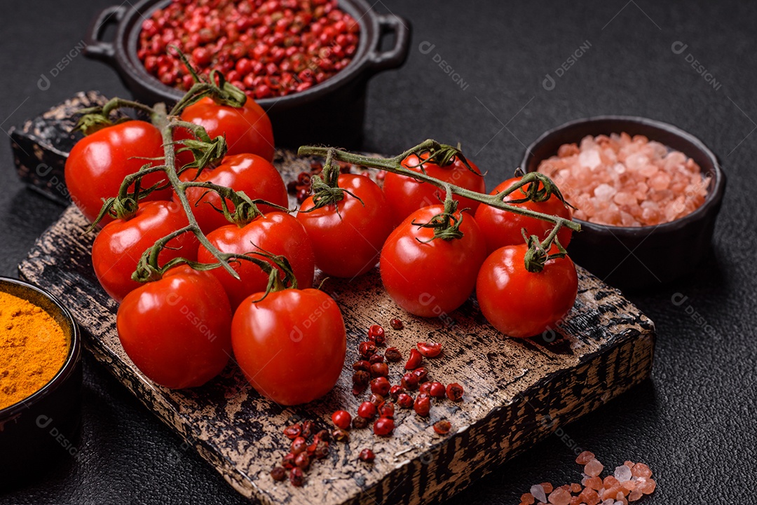 A imagem mostra tomates cereja em rama, acompanhados de pimenta rosa em grãos, sal rosa do Himalaia e açafrão em pó