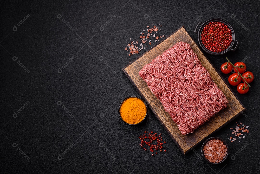 Imagem mostra ingredientes para uma receita, incluindo carne moída, tomates cereja, pimentas vermelhas e sal grosso
