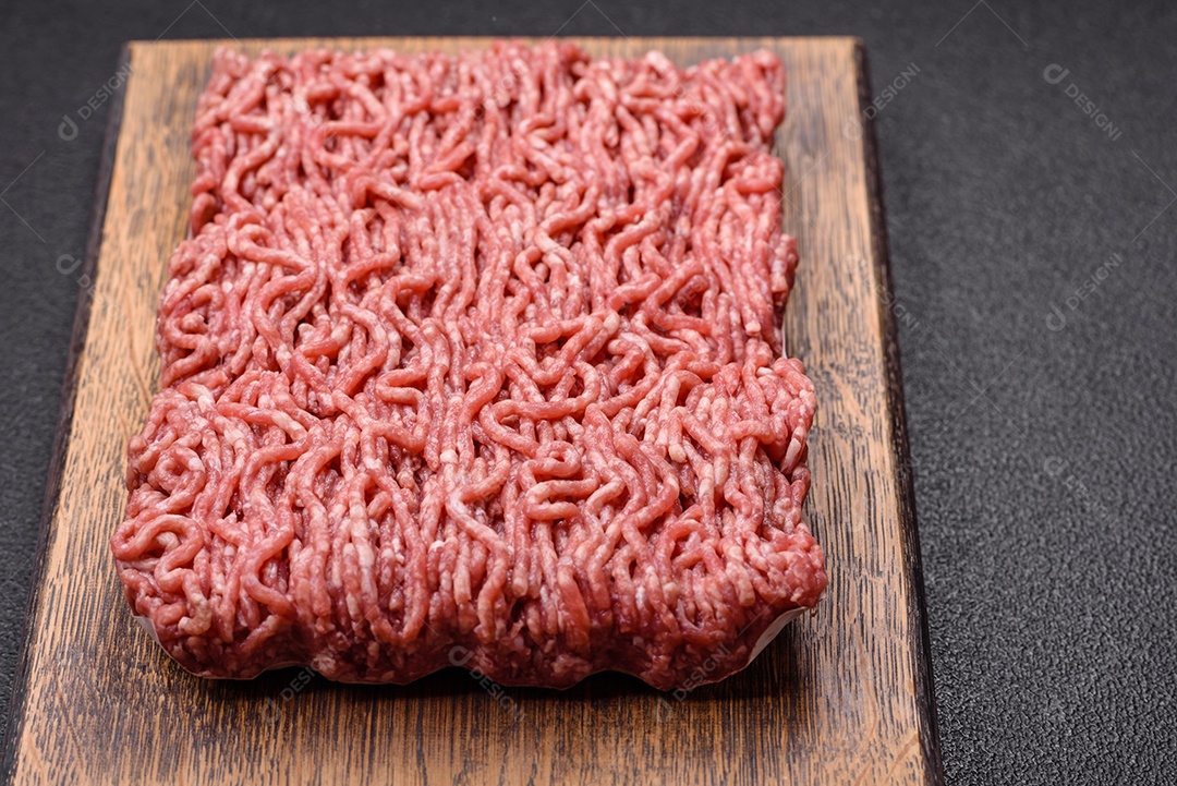 Imagem mostra ingredientes para uma receita, incluindo carne moída, tomates cereja, pimentas vermelhas e sal grosso