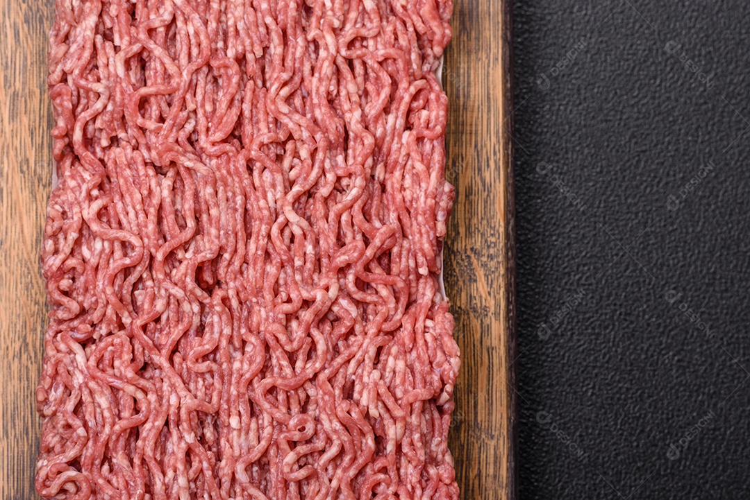 Imagem mostra ingredientes para uma receita, incluindo carne moída, tomates cereja, pimentas vermelhas e sal grosso