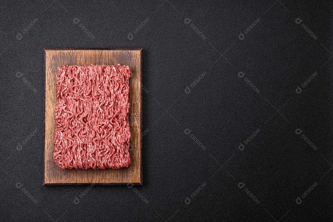 Imagem mostra ingredientes para uma receita, incluindo carne moída, tomates cereja, pimentas vermelhas e sal grosso