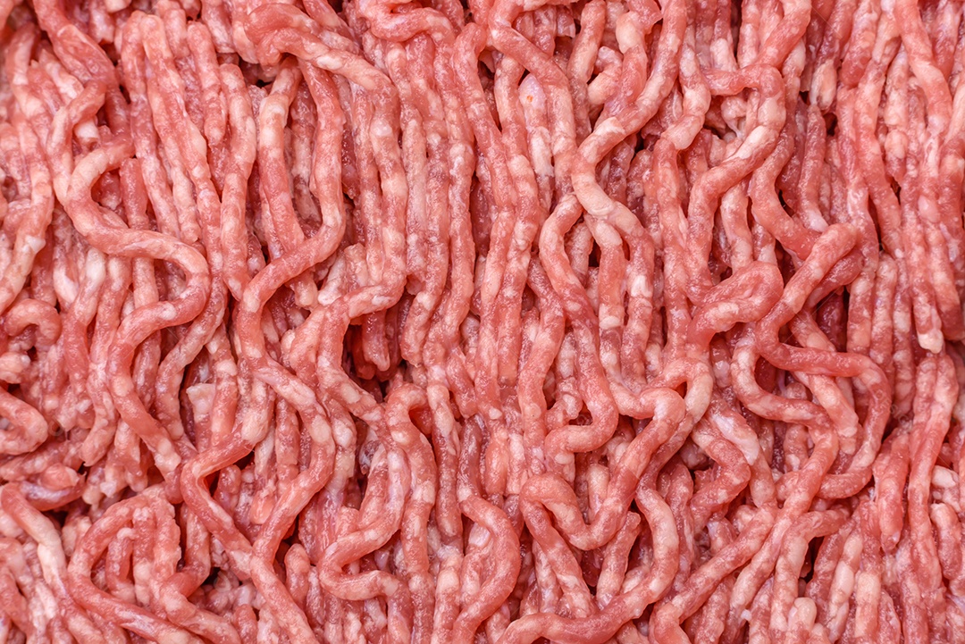 Imagem mostra ingredientes para uma receita, incluindo carne moída, tomates cereja, pimentas vermelhas e sal grosso