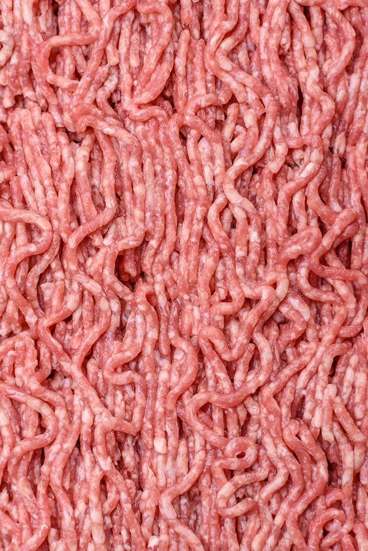 Imagem mostra ingredientes para uma receita, incluindo carne moída, tomates cereja, pimentas vermelhas e sal grosso