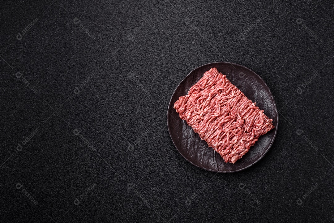 Imagem mostra ingredientes para uma receita, incluindo carne moída, tomates cereja, pimentas vermelhas e sal grosso