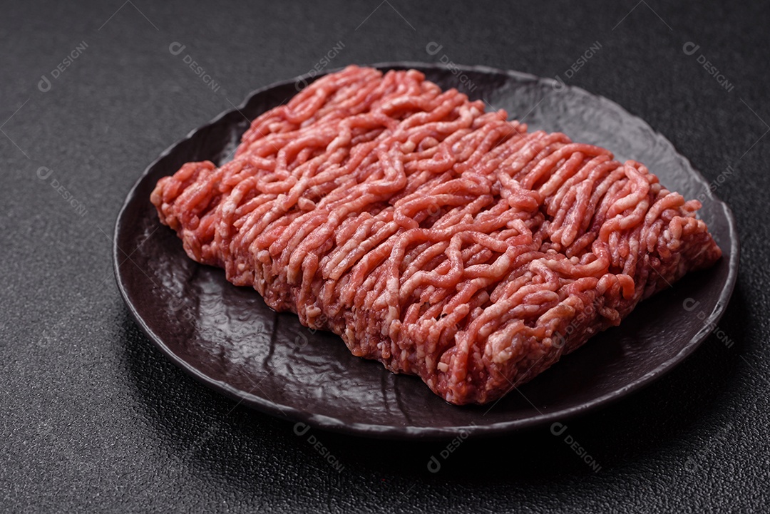 Imagem mostra ingredientes para uma receita, incluindo carne moída, tomates cereja, pimentas vermelhas e sal grosso