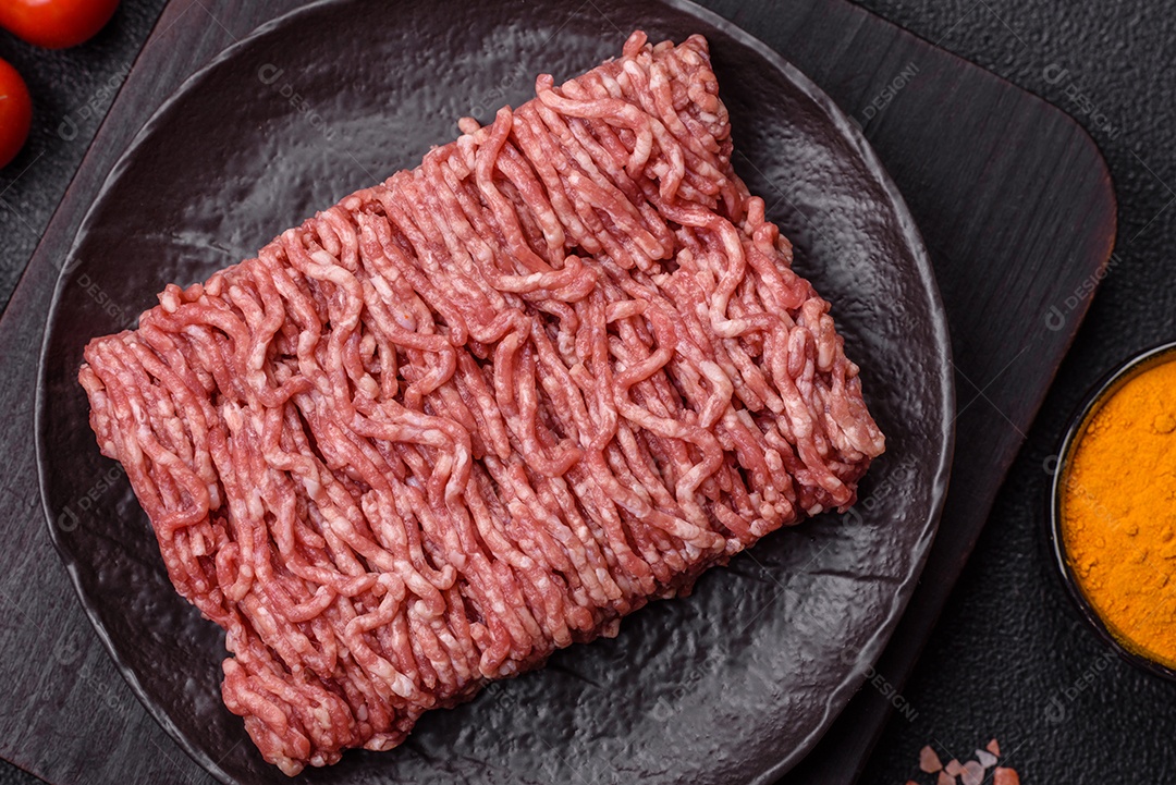 Imagem mostra ingredientes para uma receita, incluindo carne moída, tomates cereja, pimentas vermelhas e sal grosso