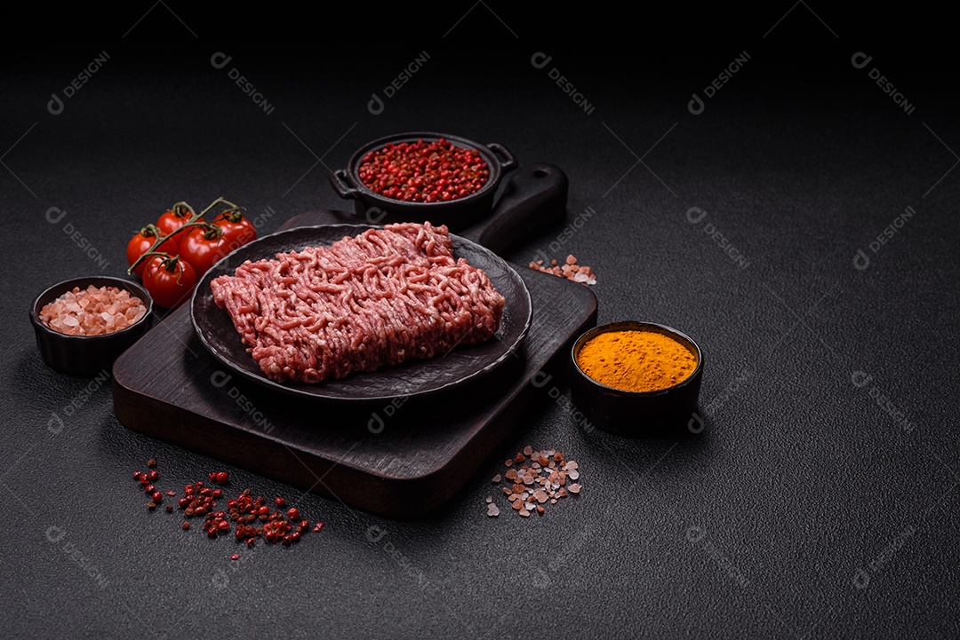 Imagem mostra ingredientes para uma receita, incluindo carne moída, tomates cereja, pimentas vermelhas e sal grosso