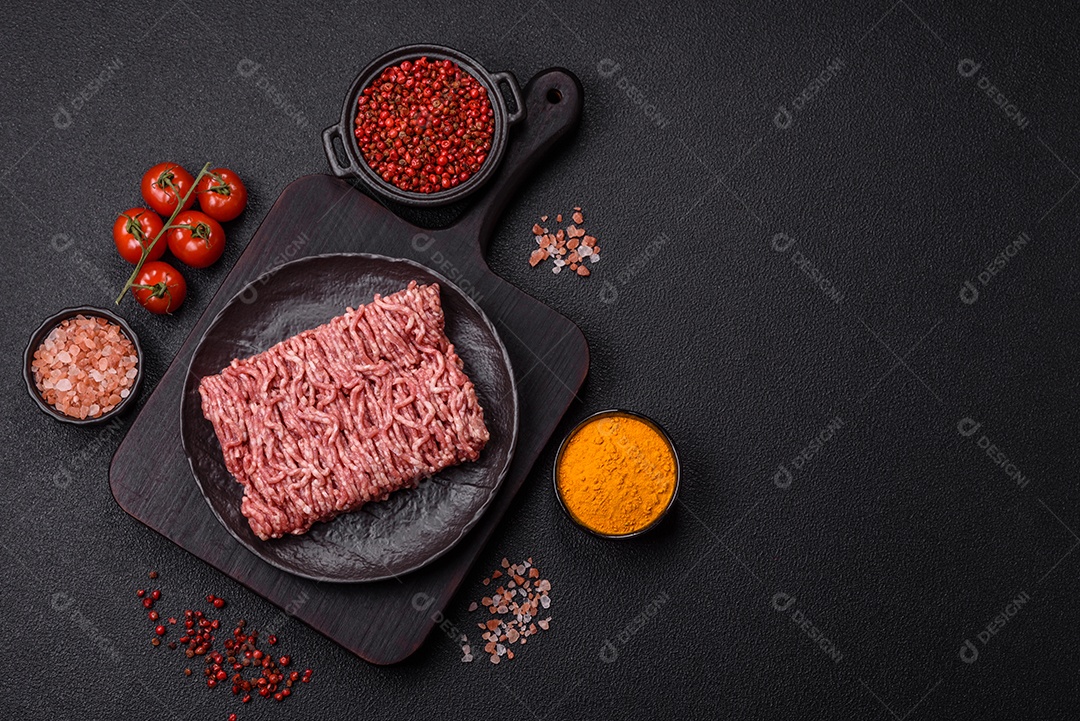 Imagem mostra ingredientes para uma receita, incluindo carne moída, tomates cereja, pimentas vermelhas e sal grosso