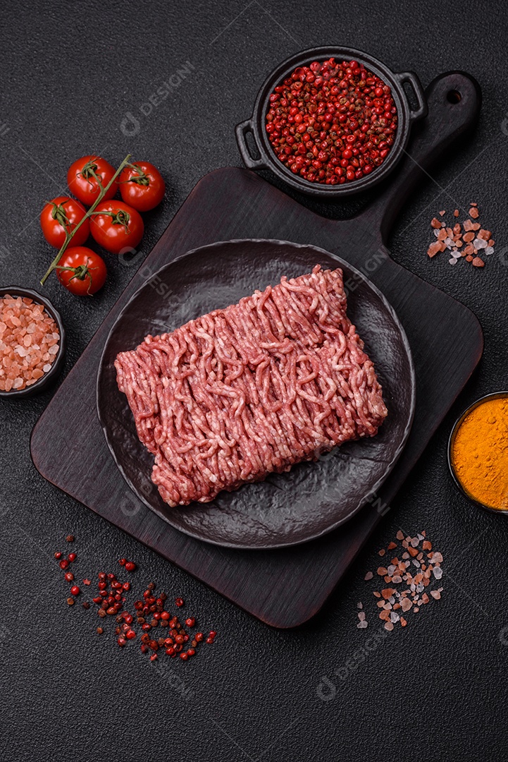 Imagem mostra ingredientes para uma receita, incluindo carne moída, tomates cereja, pimentas vermelhas e sal grosso