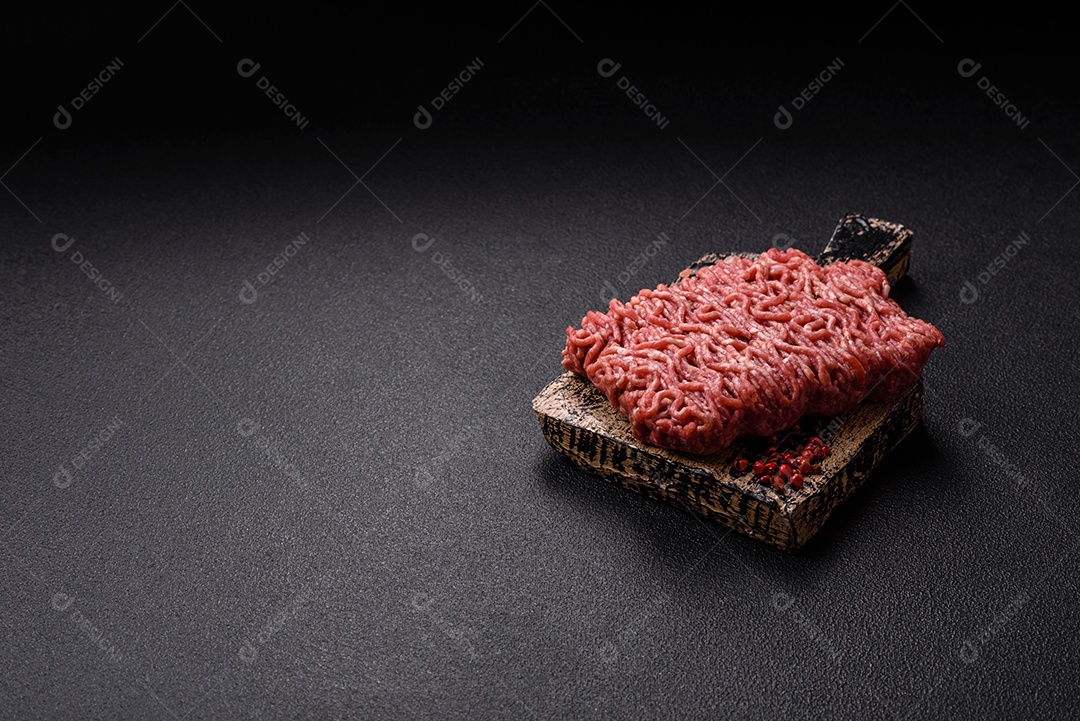 Imagem mostra ingredientes para uma receita, incluindo carne moída, tomates cereja, pimentas vermelhas e sal grosso