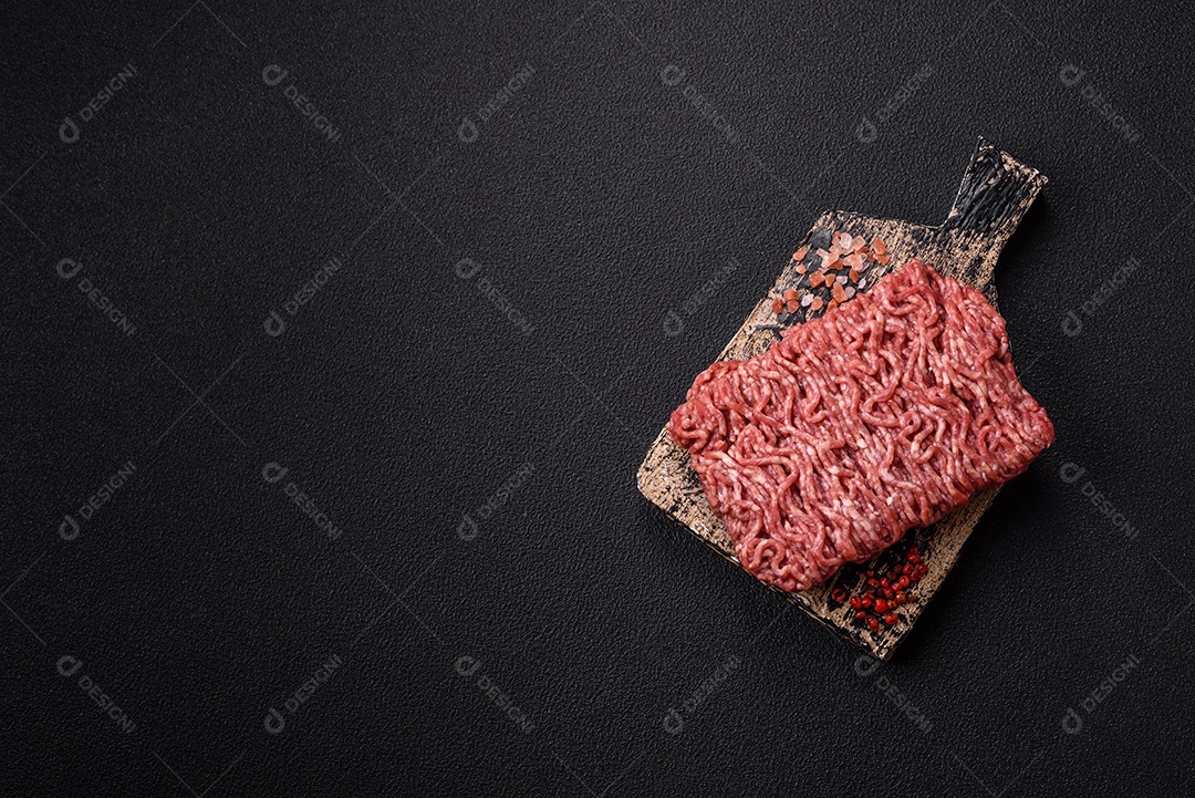 Imagem mostra ingredientes para uma receita, incluindo carne moída, tomates cereja, pimentas vermelhas e sal grosso