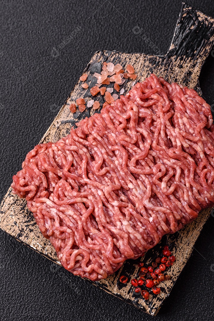 Imagem mostra ingredientes para uma receita, incluindo carne moída, tomates cereja, pimentas vermelhas e sal grosso