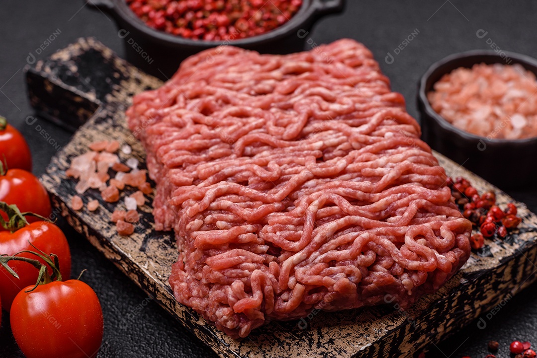 Imagem mostra ingredientes para uma receita, incluindo carne moída, tomates cereja, pimentas vermelhas e sal grosso