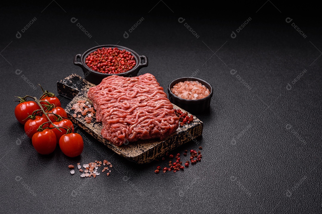 Imagem mostra ingredientes para uma receita, incluindo carne moída, tomates cereja, pimentas vermelhas e sal grosso