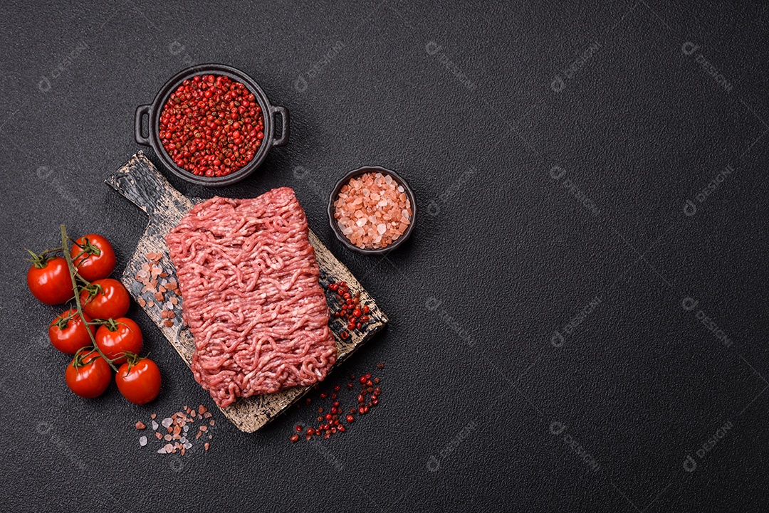 Imagem mostra ingredientes para uma receita, incluindo carne moída, tomates cereja, pimentas vermelhas e sal grosso