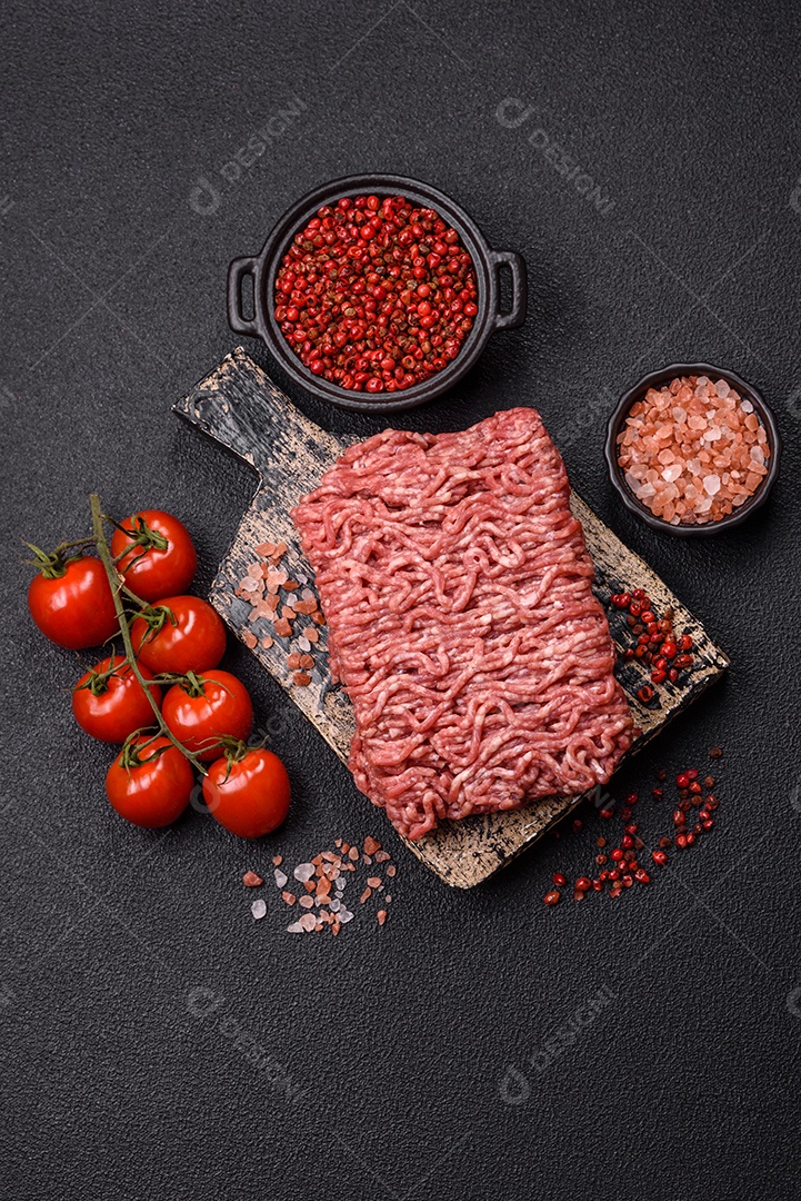 Imagem mostra ingredientes para uma receita, incluindo carne moída, tomates cereja, pimentas vermelhas e sal grosso