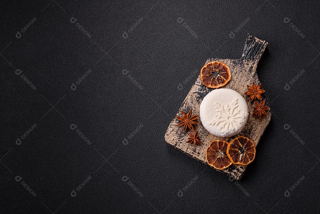 Bolo de Natal, decorado com especiarias e frutas secas.