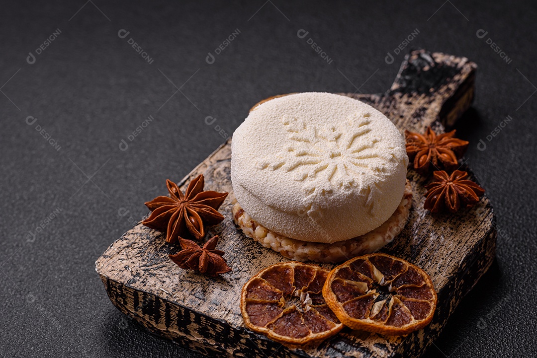 Bolo de Natal, decorado com especiarias e frutas secas.
