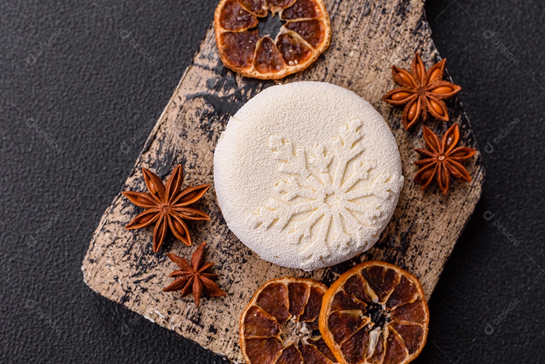 Bolo de Natal, decorado com especiarias e frutas secas.