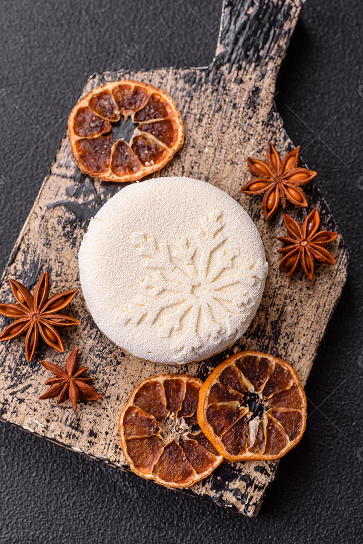 Bolo de Natal, decorado com especiarias e frutas secas.