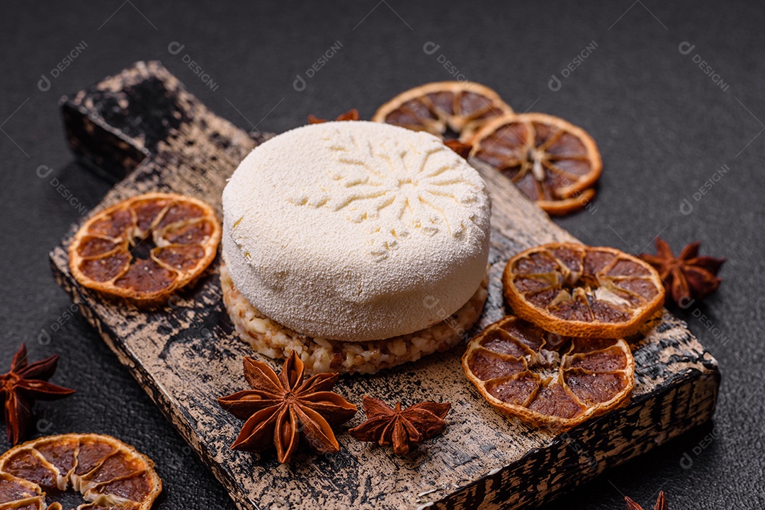 Bolo de Natal, decorado com especiarias e frutas secas.