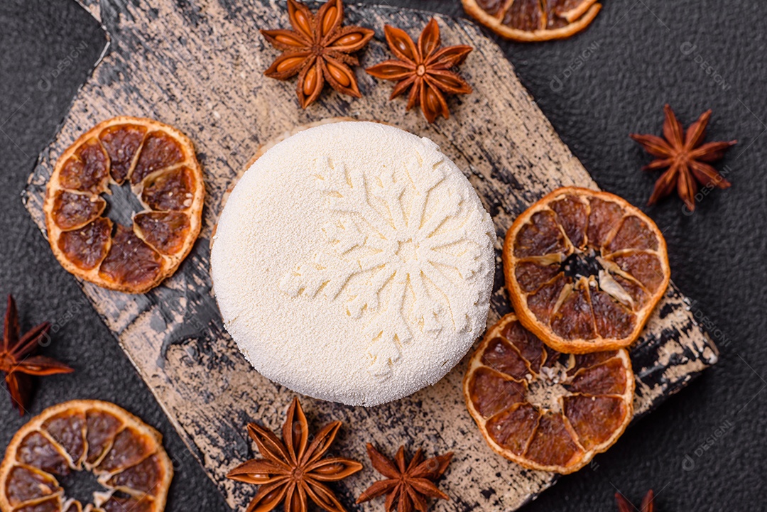 Bolo de Natal, decorado com especiarias e frutas secas.