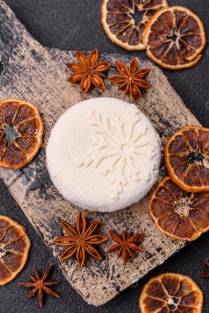 Bolo de Natal, decorado com especiarias e frutas secas.