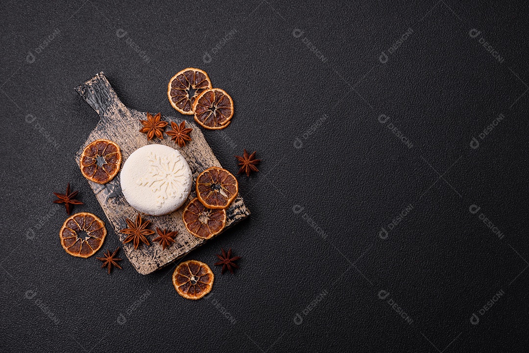 Bolo de Natal, decorado com especiarias e frutas secas.