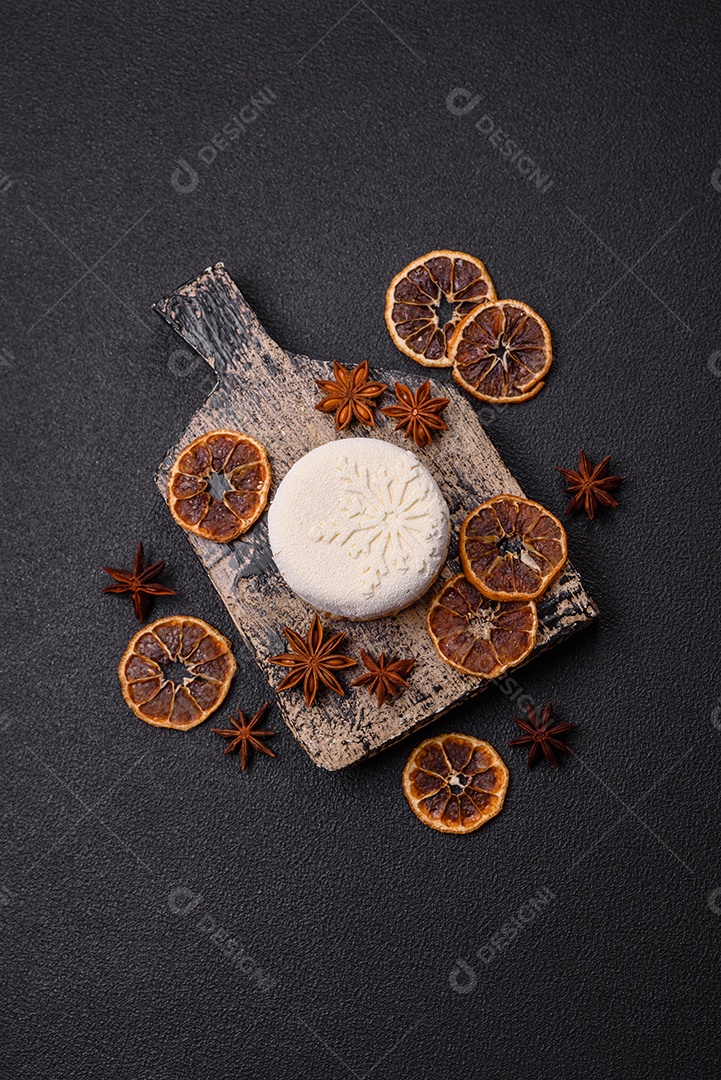 Bolo de Natal, decorado com especiarias e frutas secas.