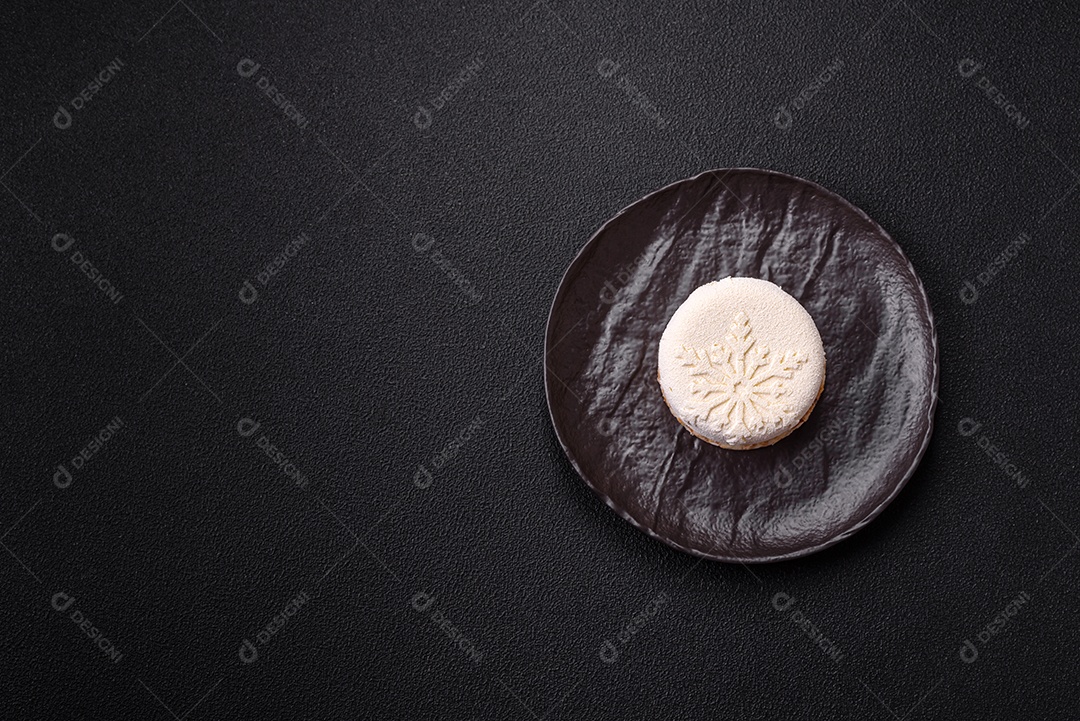 Bolo de Natal, decorado com especiarias e frutas secas.