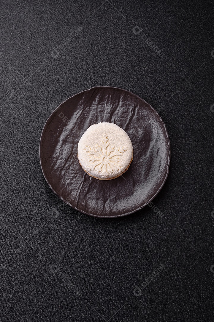 Bolo de Natal, decorado com especiarias e frutas secas.