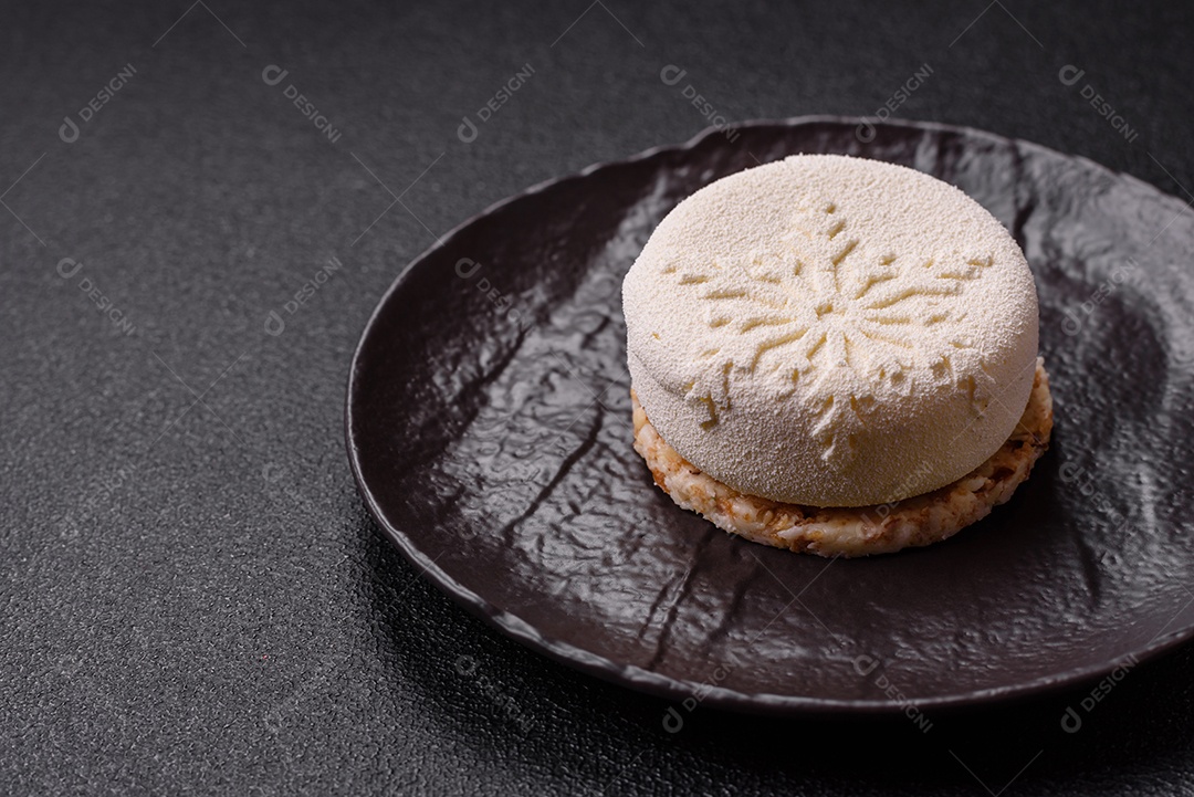 Bolo de Natal, decorado com especiarias e frutas secas.