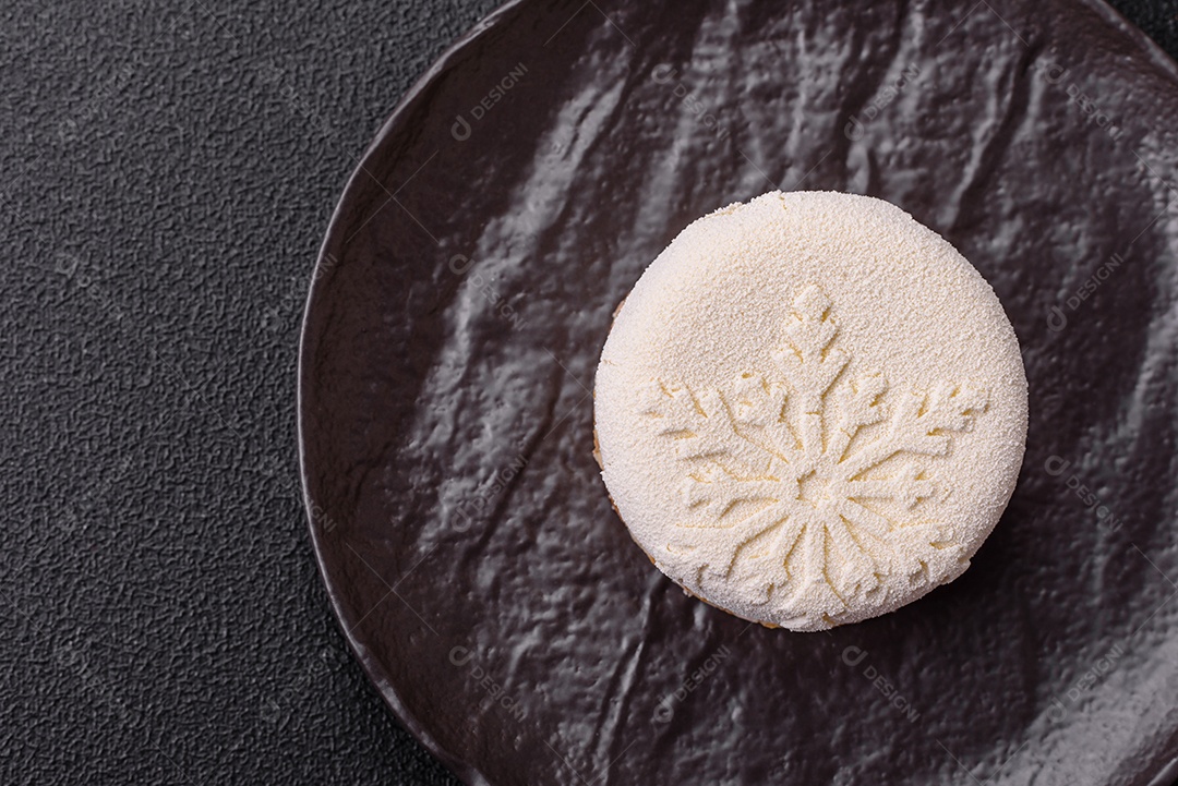 Bolo de Natal, decorado com especiarias e frutas secas.