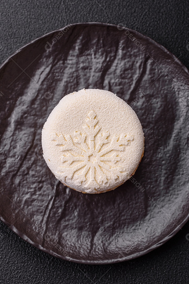 Bolo de Natal, decorado com especiarias e frutas secas.